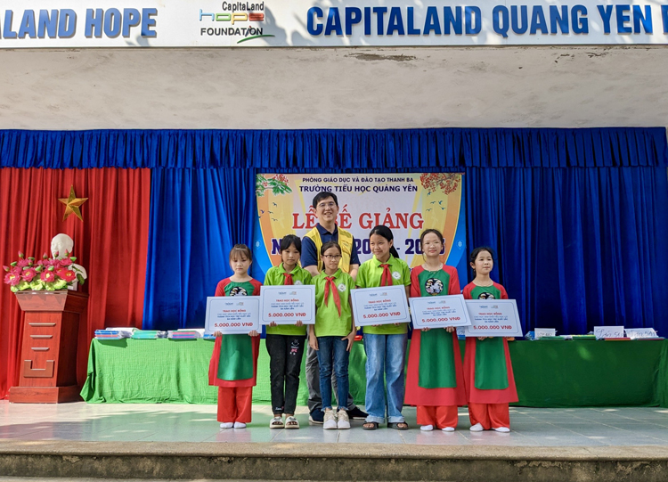 CapitaLand Development hỗ trợ dụng cụ học tập cho 1.400 học sinh của bốn trường tại Việt Nam