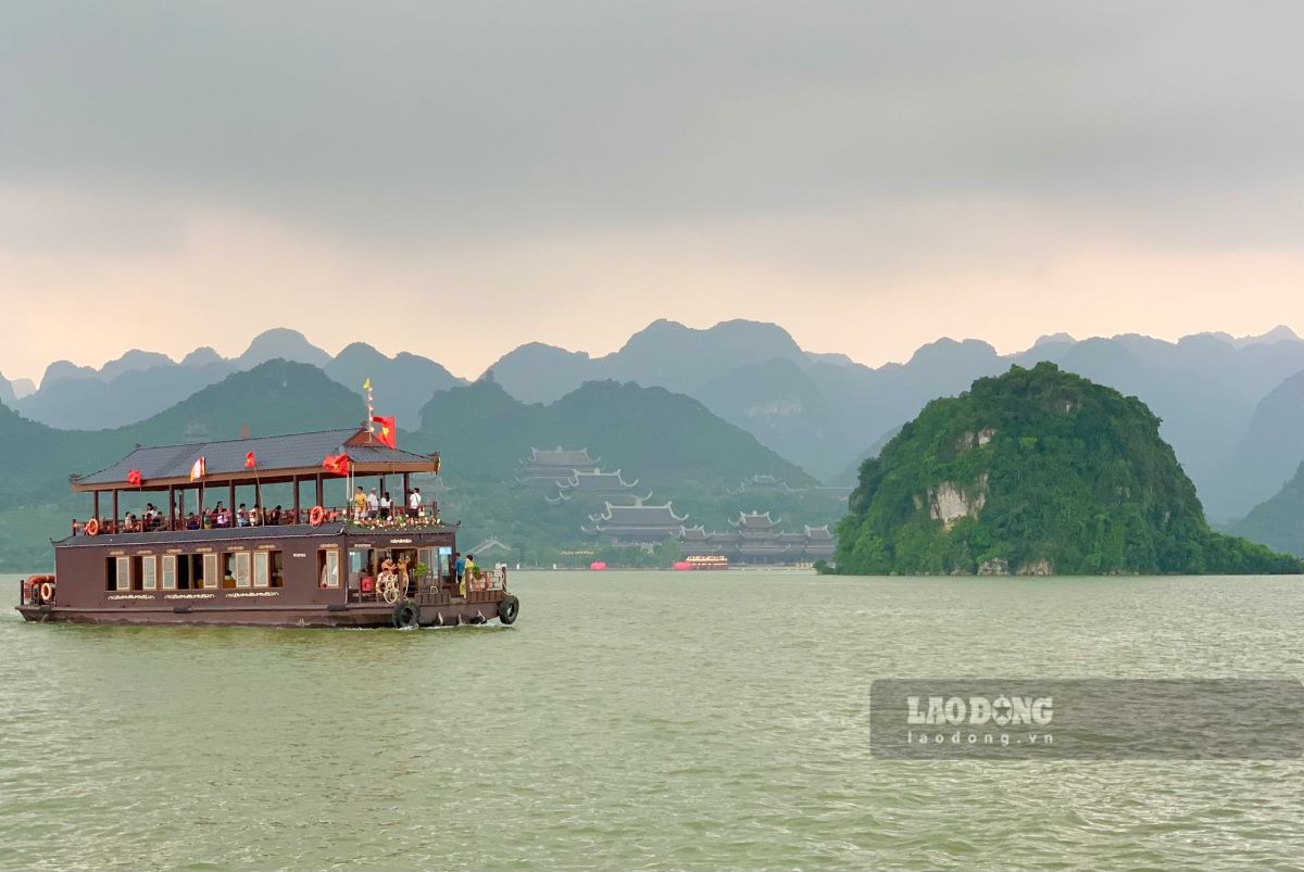Đến chùa Tam Chúc thưởng trà trên Vịnh Hạ Long thu nhỏ của Hà Nam