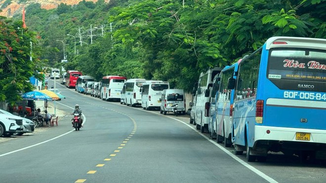 Du khách nườm nượp đổ về các khu du lịch biển ở Lâm Đồng
