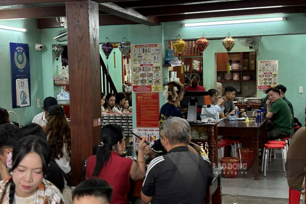 Quán cơm gà 70 năm ở Hội An, khách xếp hàng 30 phút mới có bàn