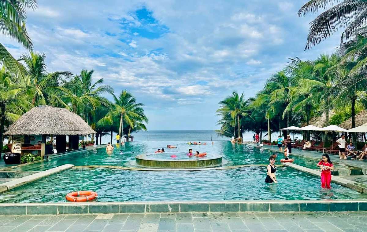 Giữa mùa thấp điểm, Lâm Đồng vẫn đón đông khách quốc tế du lịch biển