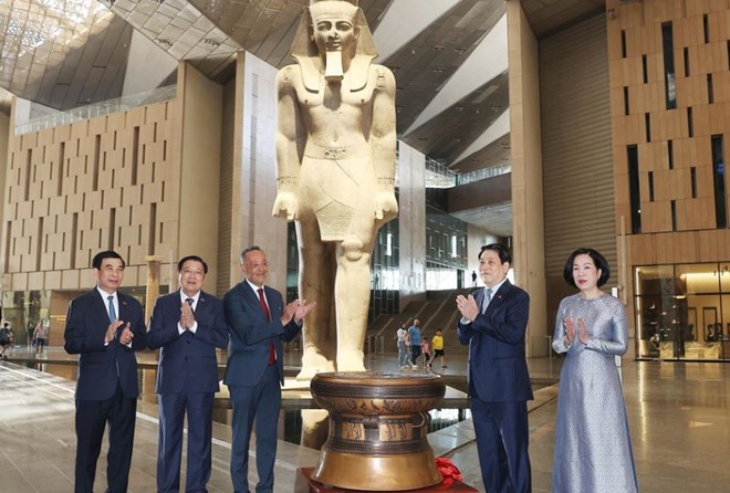 Chủ tịch nước tặng phiên bản Trống đồng Ngọc Lũ cho Đại Bảo tàng Ai Cập