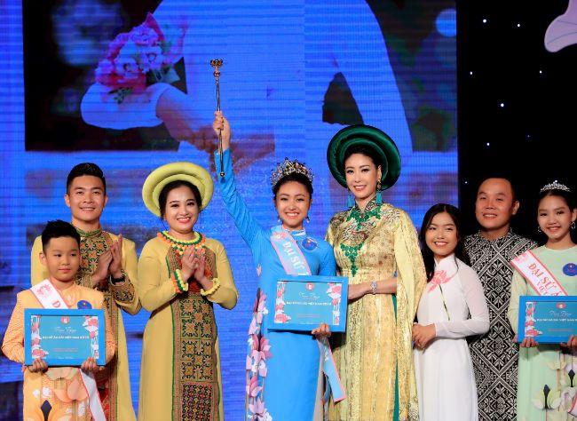 Nữ sinh 13 tuổi Vũ Trần Bảo Nguyên rạng rỡ đăng quang Gương mặt Đại sứ áo dài VN bảng Thiếu niên - Thiếu nhi