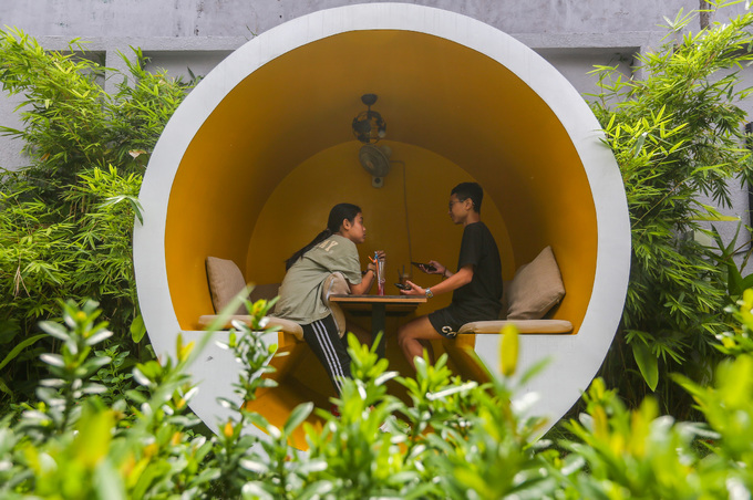 Quán cà phê cho khách ngồi trong ống cống ở Sài Gòn