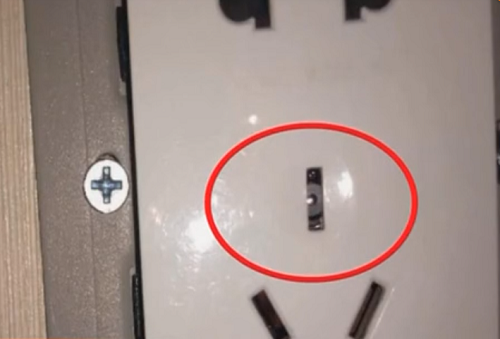 Thuê phòng khách sạn, cặp đôi phát hiện camera ẩn trong ổ điện