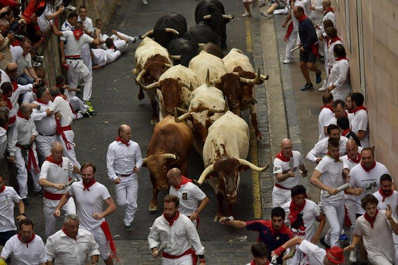Hai người bị húc trong lễ hội đua bò 'đùa với tử thần' ở Tây Ban Nha