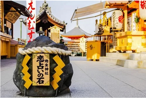 Hòn đá cầu duyên nổi tiếng trong đền ở Nhật Bản