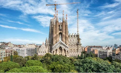 Nhà thờ hơn một thế kỷ chưa xây xong ở Barcelona
