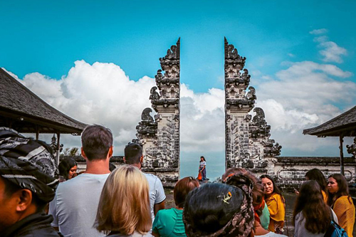 Khách Tây vỡ mộng với hậu trường chụp ảnh 'sống ảo' tại Bali