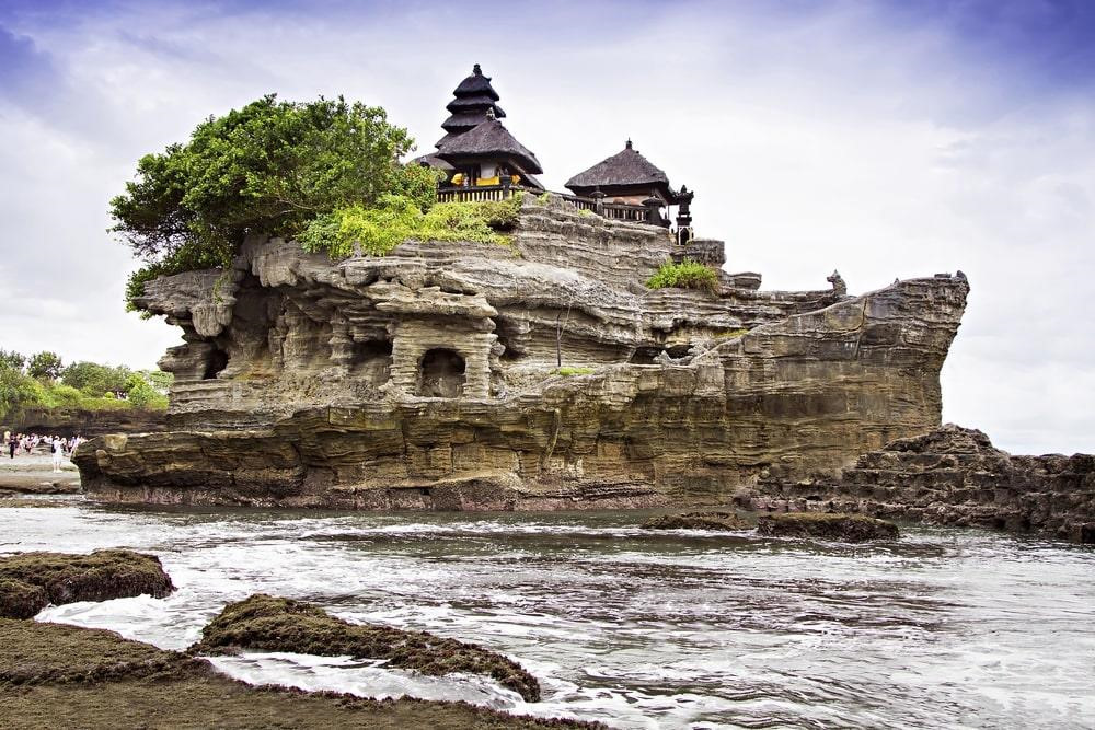 Độc đáo ngôi đền trên tảng đá, chứa loạt cổng trời giữa biển Bali