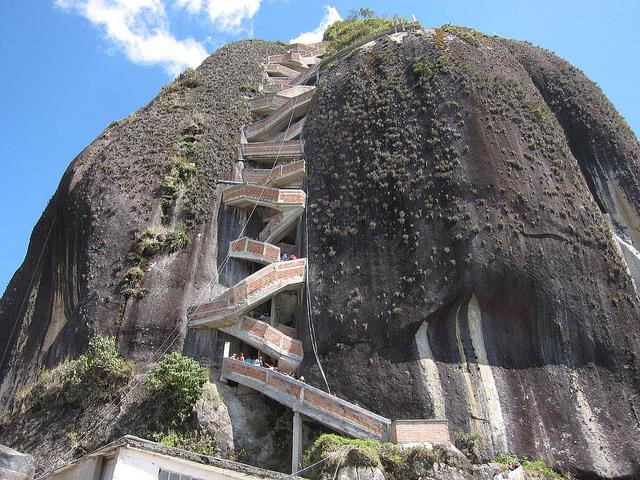 Hòn đá nguyên khối cao hơn 200 m ở Colombia có gì đặc biệt?