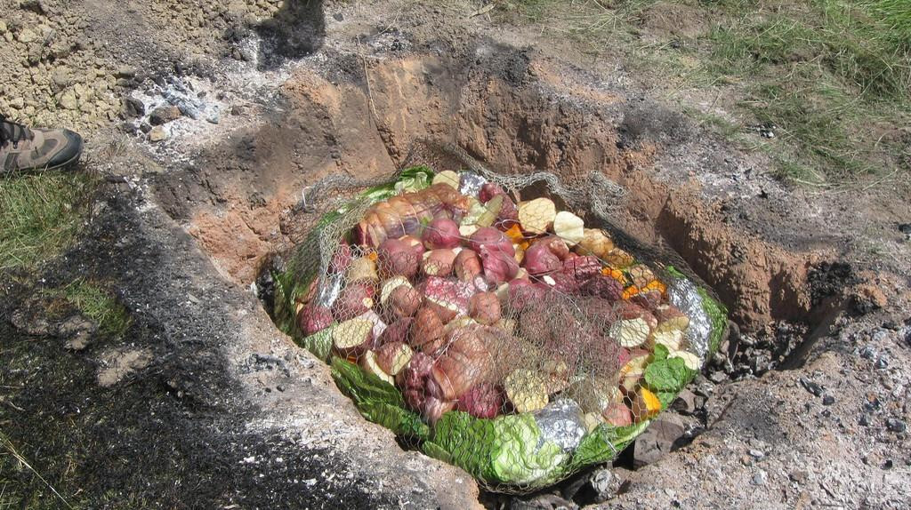 Đào hố nướng thịt bằng đá núi lửa - cách nấu ăn lưu truyền nghìn năm