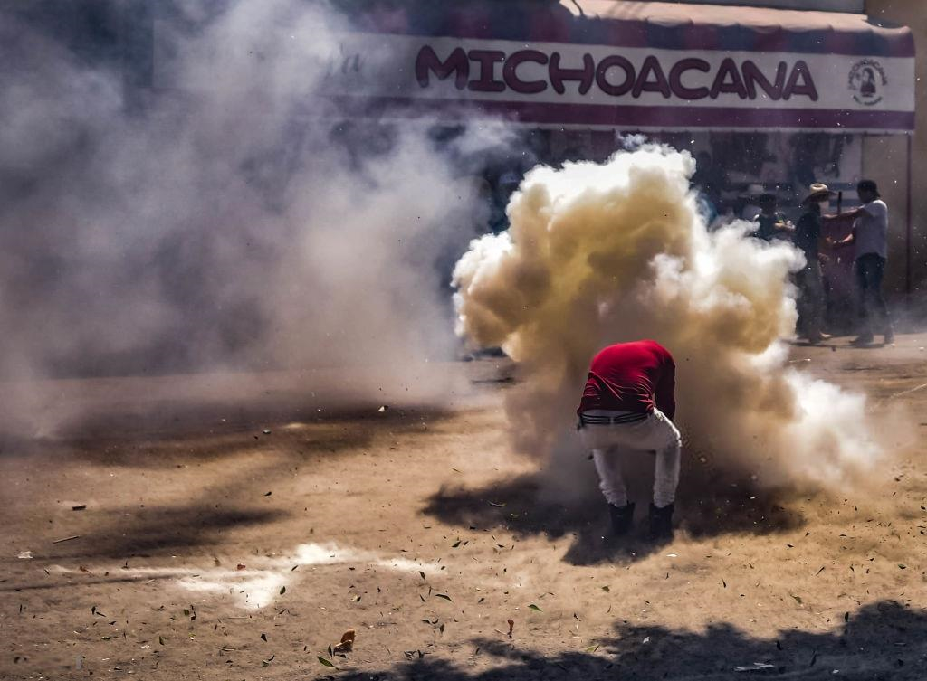 Những người liều lĩnh cầm búa đập 'bom' trong lễ hội Mexico