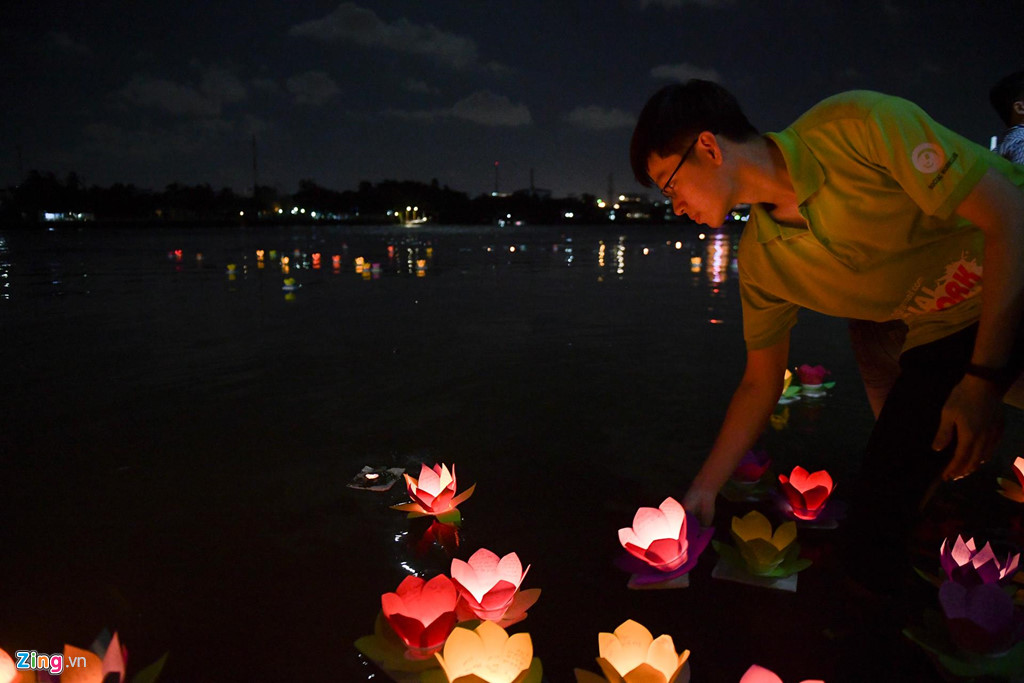 Hàng nghìn người Sài Gòn thả hoa đăng đêm Vu Lan báo hiếu