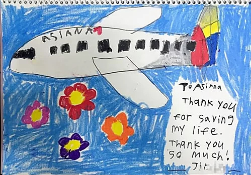 Khách nhí viết thư cảm ơn tiếp viên vì cứu mạng trên máy bay