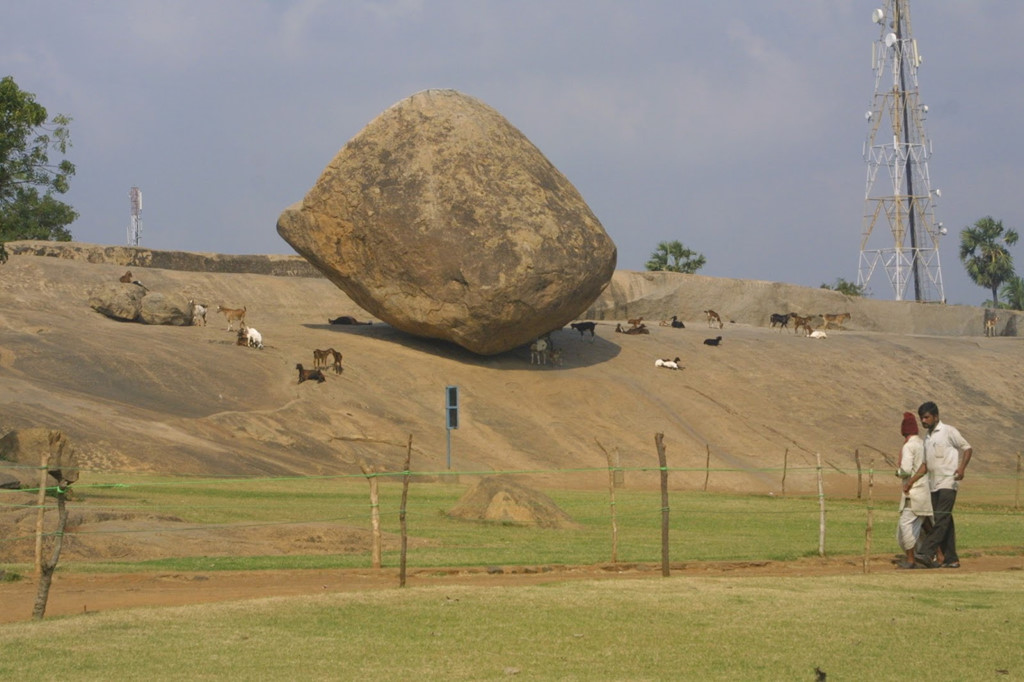 Hòn đá cổ cân bằng trên dốc thách thức người dịch chuyển
