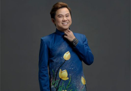 Ca sĩ Quốc Đại lịch lãm trong áo dài của NTK Việt Hùng