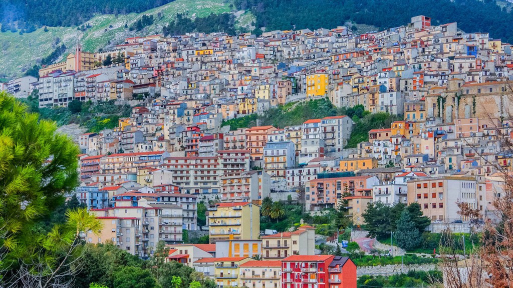 Thị trấn cổ ở Italy tặng nhà cho người đến sống