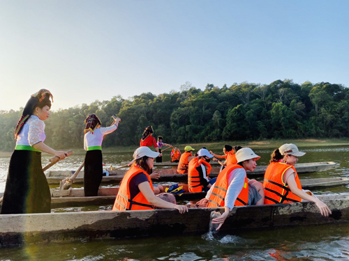 Chèo thuyền độc mộc khám phá hồ Pá Khoang