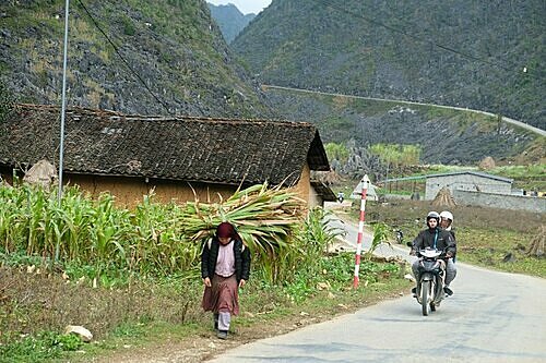 Chuyến phượt xe máy đến Hà Giang của khách Tây