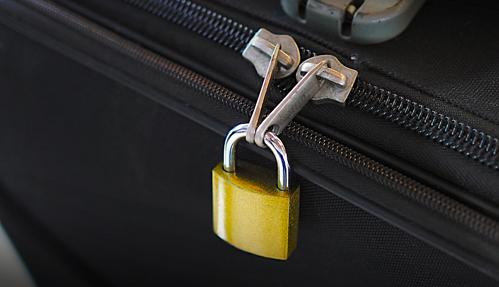 Vì sao dùng khóa móc trên vali dễ bị trộm đồ?