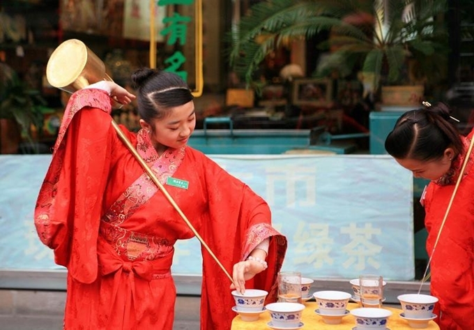 Nghệ thuật rót trà từ bình dài cả mét, uyển chuyển như múa ở Trung Quốc