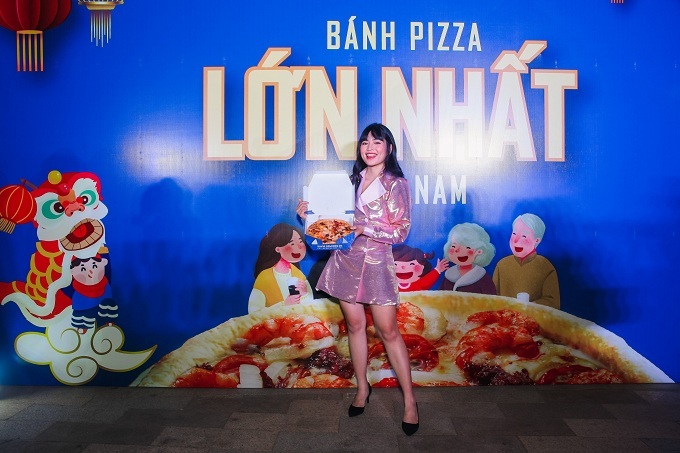 Diễn viên 'Mắt Biếc' dự ra mắt pizza khổng lồ của Domino's