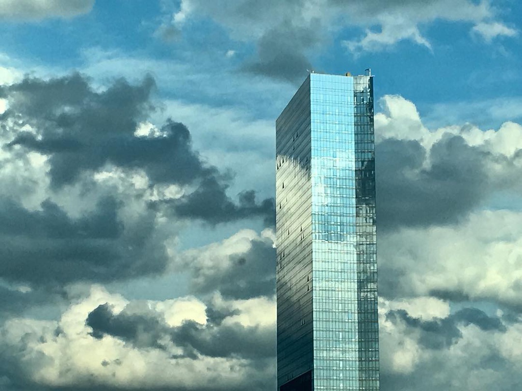 Tòa nhà 47 tầng thiết kế phản chiếu trời mây ở Mỹ