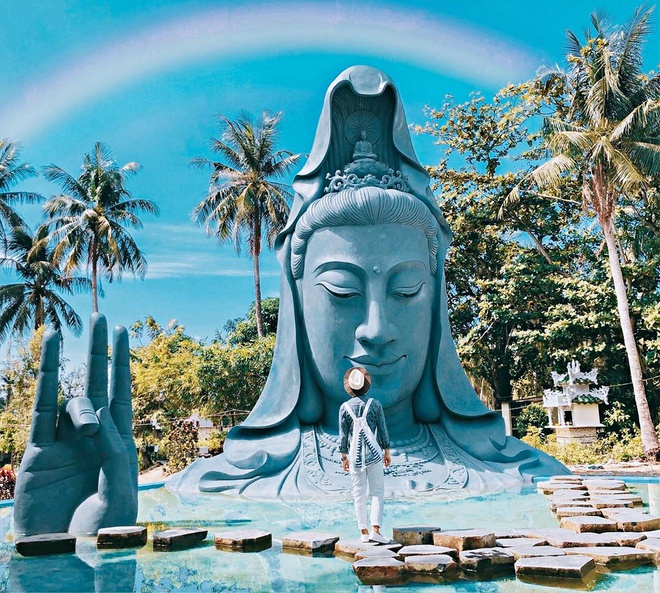 Chùa Phú Yên có tượng Phật Bà như ẩn mình dưới nước
