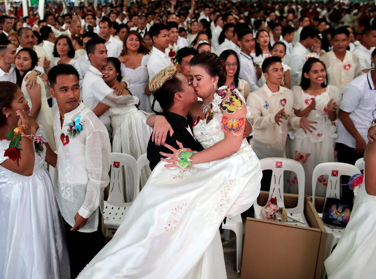 Đám cưới tập thể và các hoạt động ngày tình nhân trên thế giới