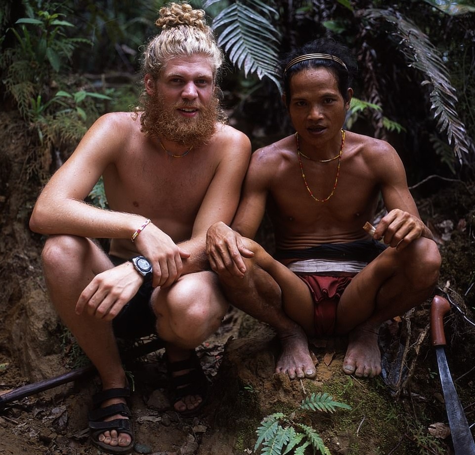 Người đàn ông từ bỏ tiện nghi hiện đại đến sống với bộ lạc thổ dân