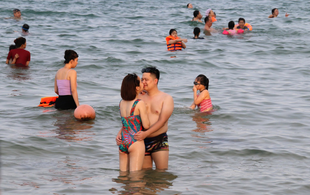 Biển Nha Trang đông nghịt du khách tắm giải nhiệt