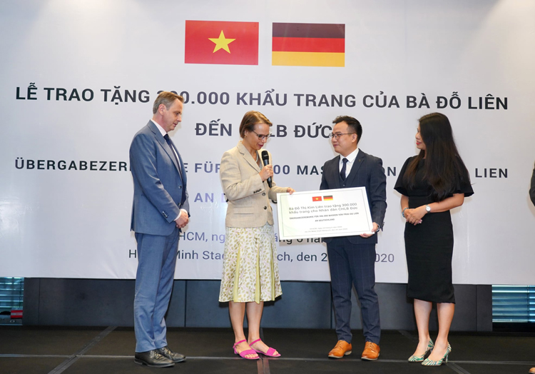 Shark Đỗ Liên - Chủ tịch Green Vietnam Fund tặng 300.000 khẩu trang cho Đức