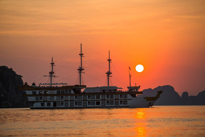 Chiêm ngưỡng vẻ đẹp vịnh Bái Tử Long từ du thuyền hạng sang