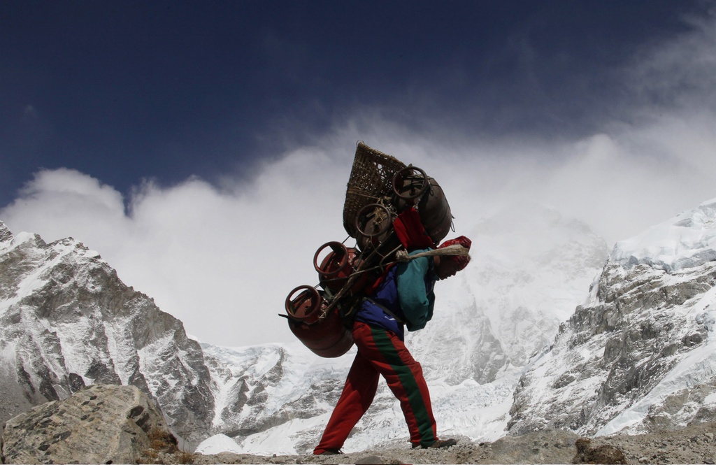 Cuộc sống khắc nghiệt của bộ tộc dẫn đường trên đỉnh Everest