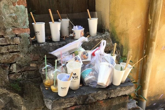 Vỏ ly, chai nhựa vứt bừa bãi tại điểm check-in nổi tiếng Hội An