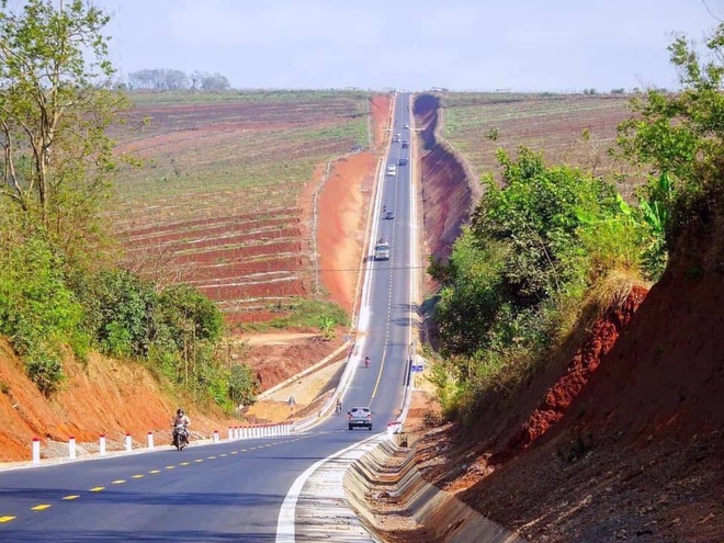 Hình ảnh đường dốc dựng đứng ở Việt Nam khiến dân mạng chú ý