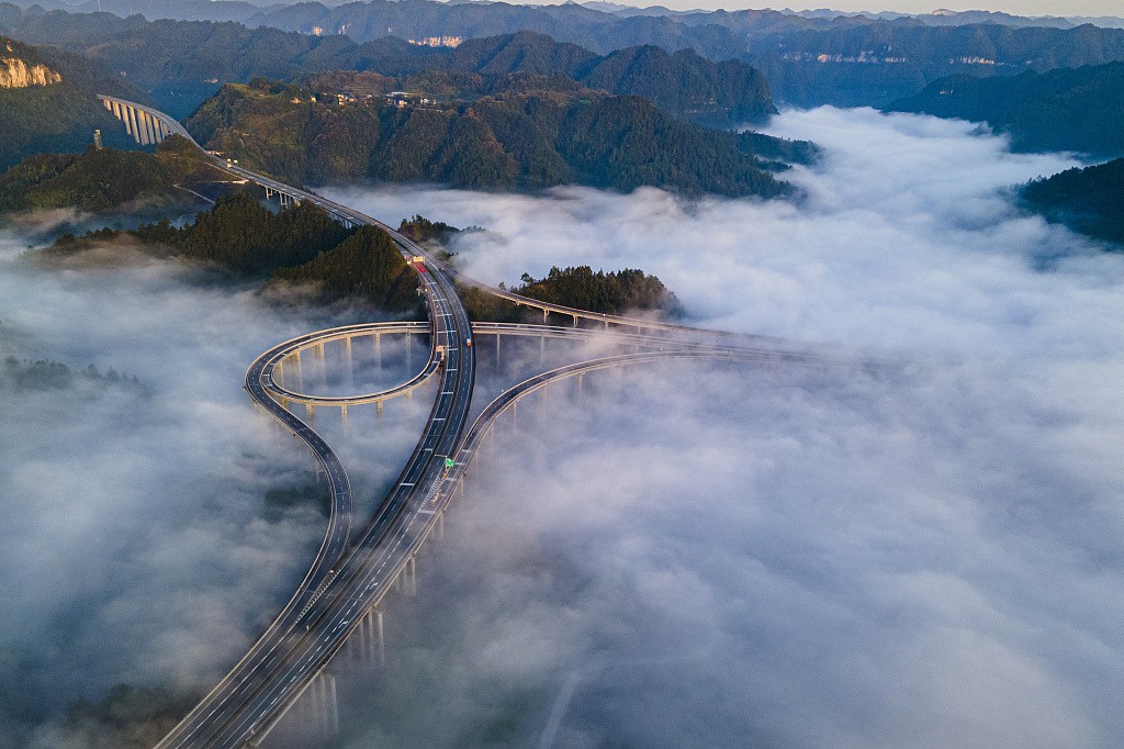 Cảnh biển mây bao phủ đường cao tốc ở Trung Quốc