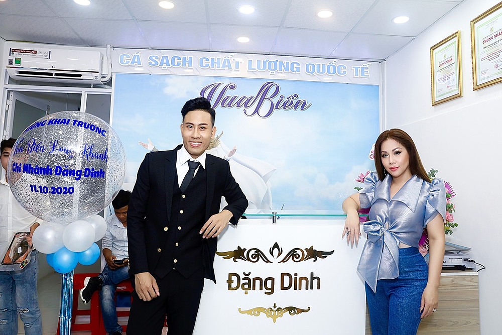 Ca sĩ Đặng Dinh khai trương nhà hàng 'Vua biển Long Khánh'