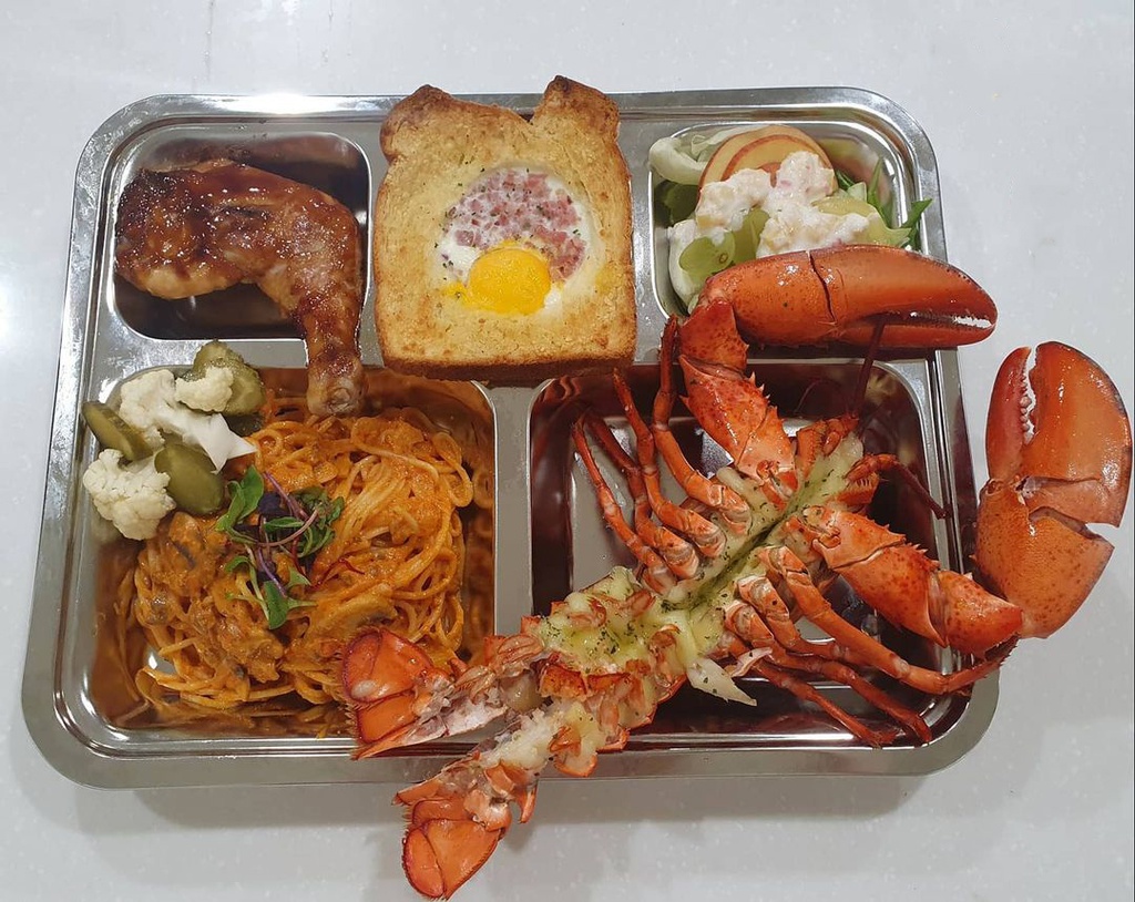 Bữa trưa tại căng tin trường cấp 3 ở Hàn Quốc có gì?