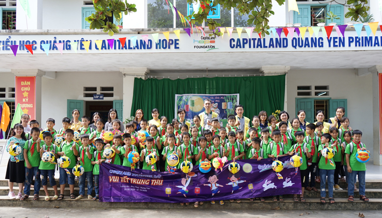 Hơn 1.400 học sinh tại bốn trường CapitaLand Hope nhận quà và học bổng dịp Tết Trung thu