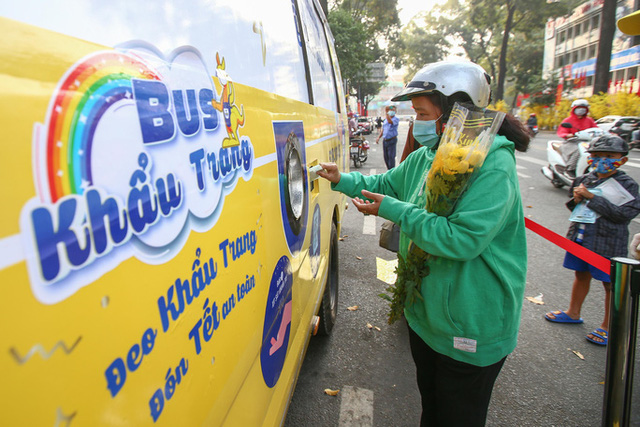 Độc đáo xe bus phát khẩu trang miễn phí giữa trung tâm TP HCM