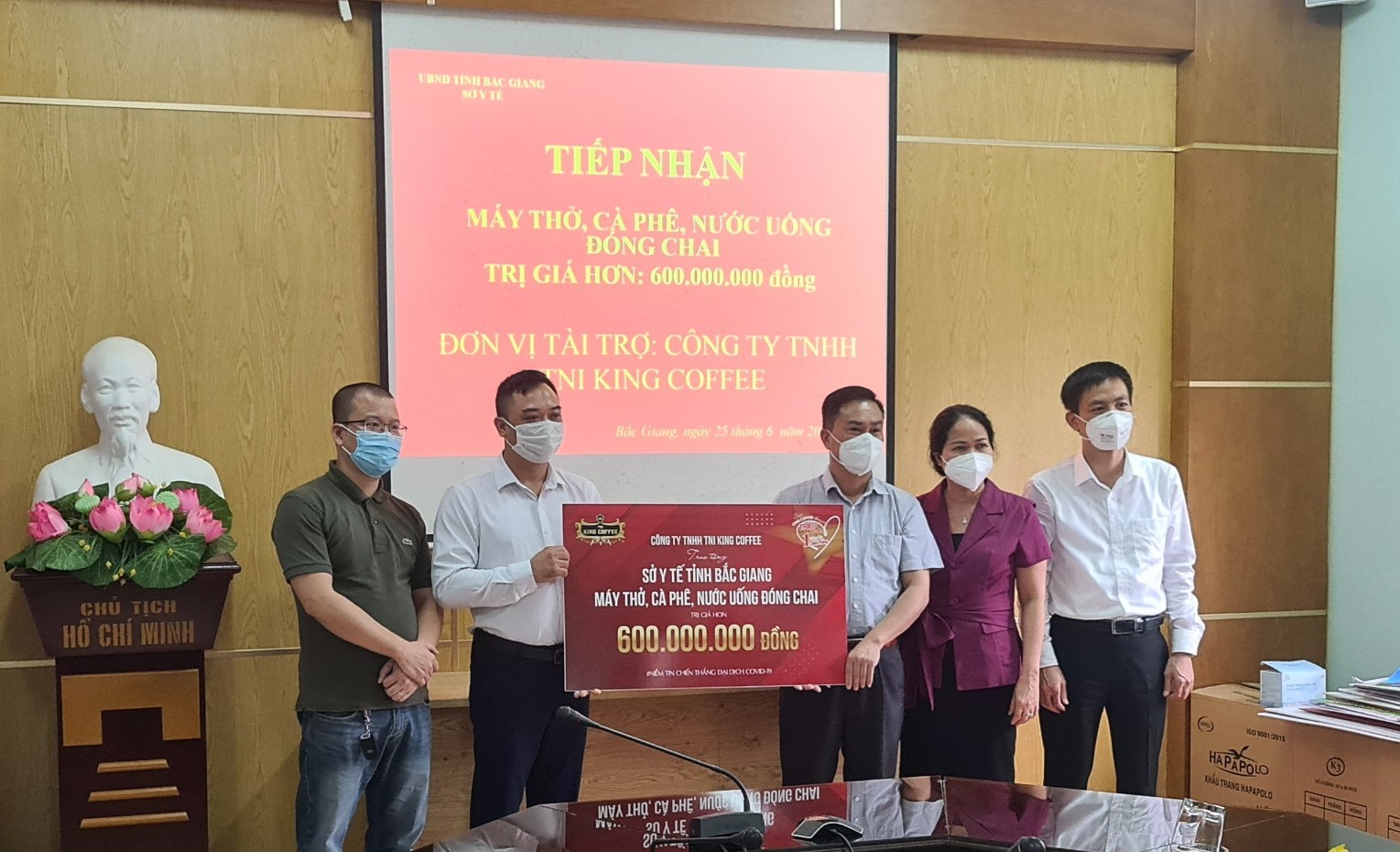 TNI King Coffee trao tặng cà phê, nước suối, máy thở cho y bác sĩ cứu chữa bệnh nhân Covid-19 tỉnh Bắc Giang