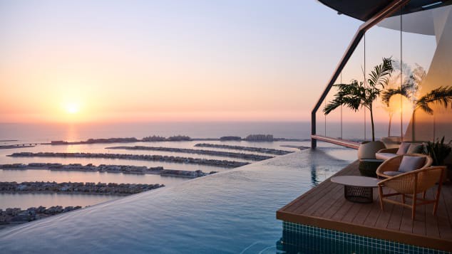 Dubai mở cửa bể bơi vô cực 360 độ cao nhất thế giới