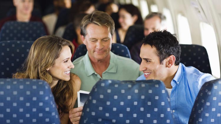 Tránh "buôn chuyện" với người lạ trên máy bay nếu không muốn hối hận
