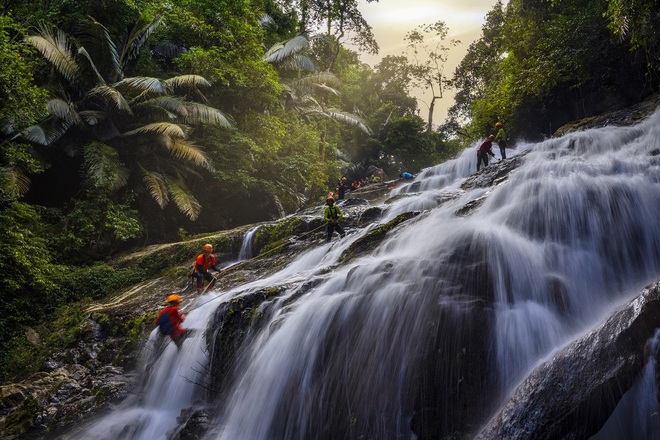 Du khách thích thú đu dây vượt thác cao hơn 50 m giữa rừng già ở Quảng Bình