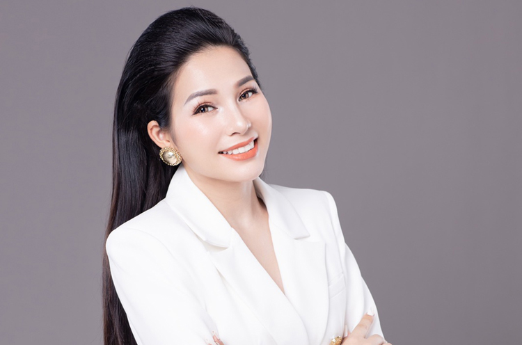 Vẻ đẹp cuốn hút của doanh nhân Nguyễn Thị Yến trong bộ Vest trắng