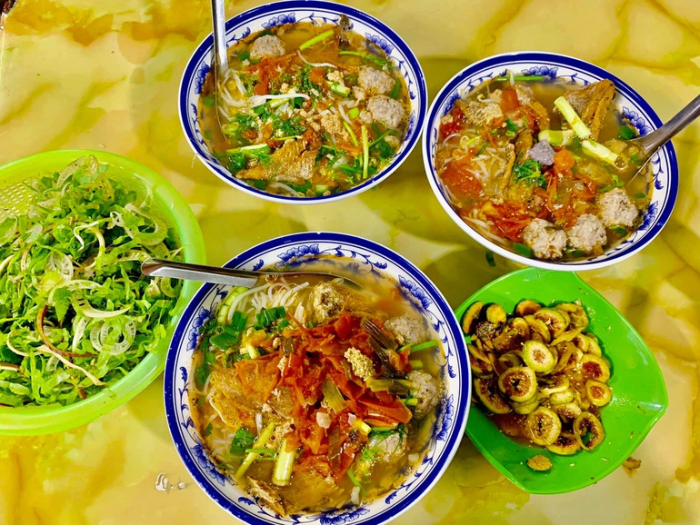 Lạ lùng bún "nhà nghèo" ăn kèm tóp mỡ, giá 10.000 đồng/bát ở Nam Định