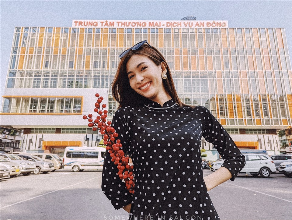 Thiếu nữ xinh đẹp đổ xô “check-in” tại các khu chợ Tết truyền thống Sài Gòn