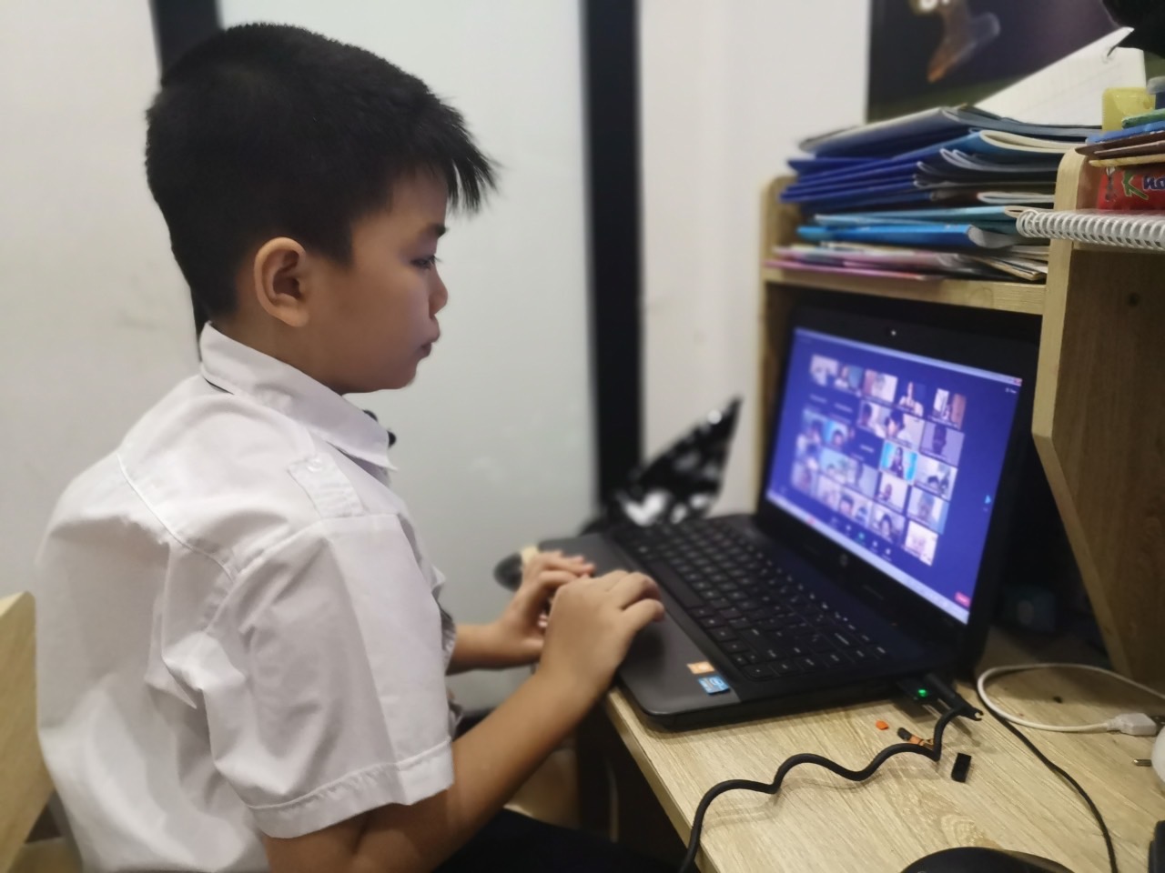 Học sinh lớp 1 đến lớp 6 ngoại thành Hà Nội chuyển học trực tuyến